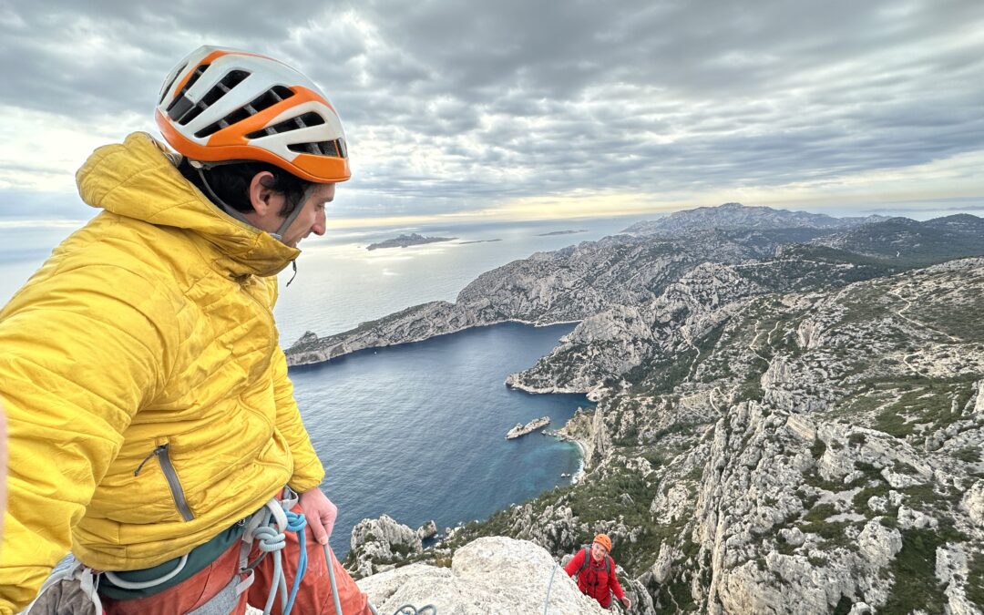Calanques, destination de rêve pour un stage d&rsquo;escalade en hiver