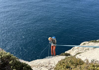 Descente en rappel vers la mer dans les Calanques
